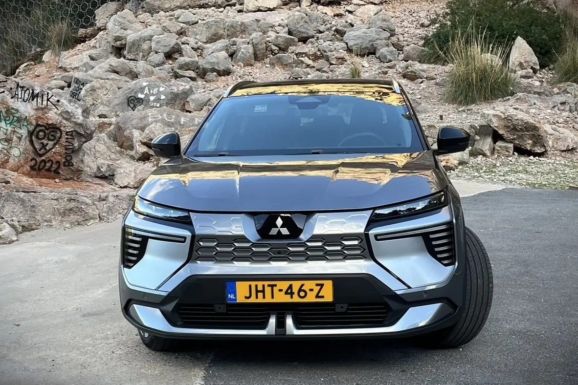 Markantes Gesicht mit „Dynamic Shield 2.0“-Design und breiter LED-Signatur – der Eclipse Cross setzt auf Eigenständigkeit trotz Renault-Basis.